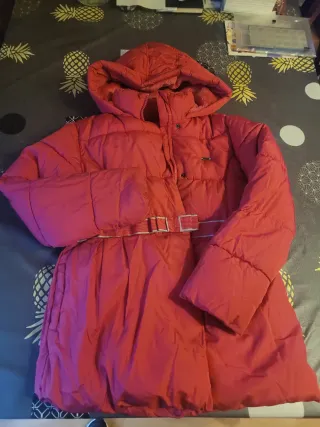 Abrigo rosa con cinturón, muy bonito, calentito.