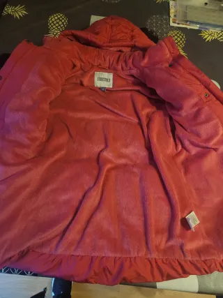 Abrigo rosa con cinturón, muy bonito, calentito.