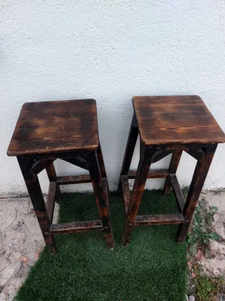 2 Taburetes de Madera Rústicos