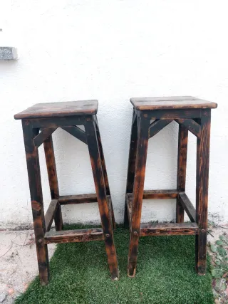 2 Taburetes de Madera Rústicos