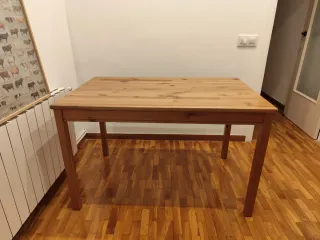Mesa de comedor de madera