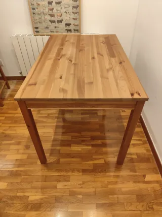 Mesa de comedor de madera