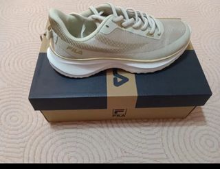 Tenis Fila Beige y Dorado