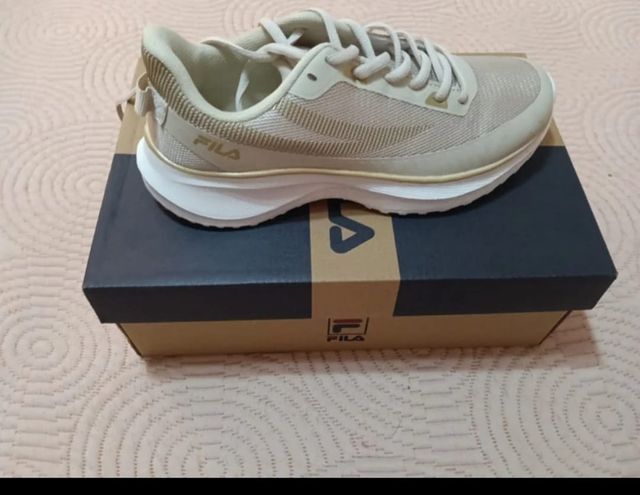 Tenis Fila Beige y Dorado