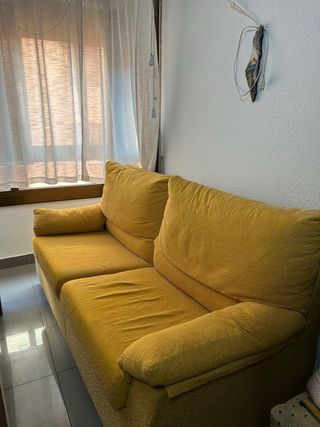 Sofá de 2 plazas amarillo