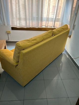 Sofá de 2 plazas amarillo