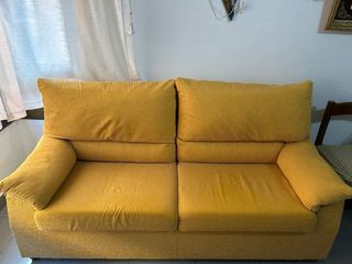 Sofá de 2 plazas amarillo