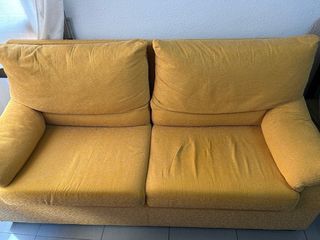 Sofá de 2 plazas amarillo