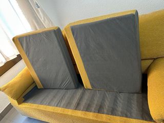 Sofá de 2 plazas amarillo