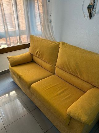 Sofá de 2 plazas amarillo