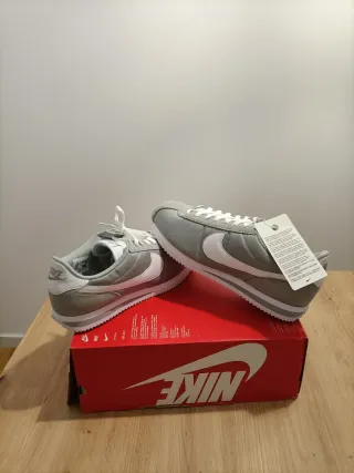 T45 Nike Cortez grises y blancas