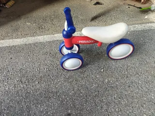 Triciclo infantil Peradix rojo y azul