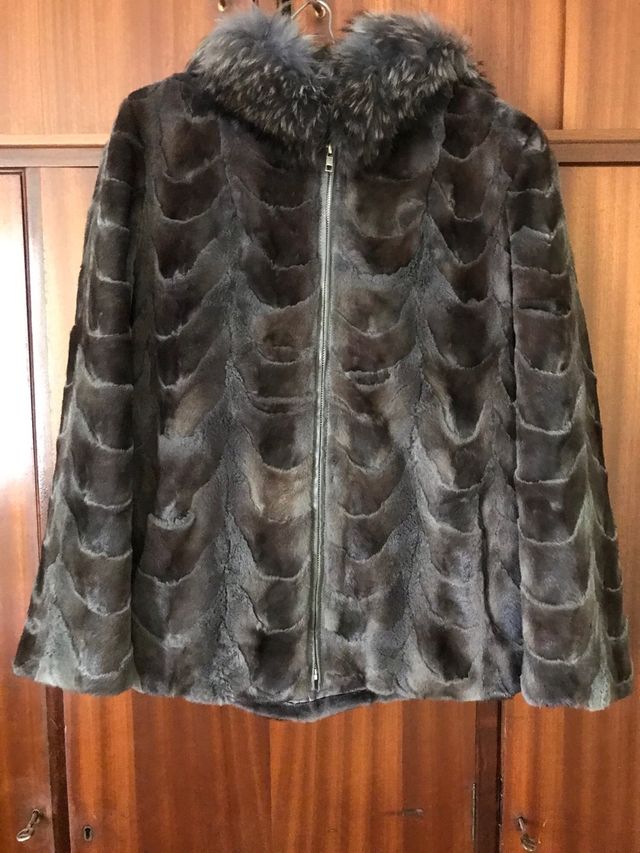 Chaquetón de piel con cuello de pelo
