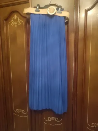 Falda plisada azul con cinturón