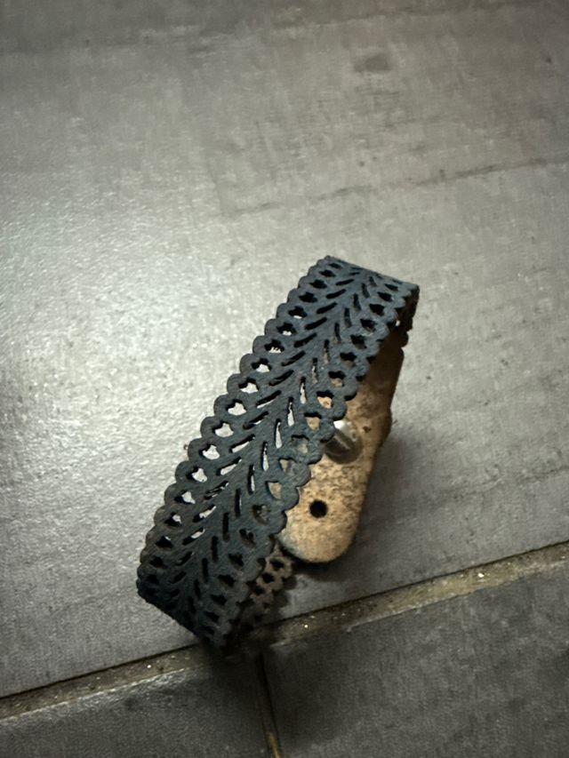 Pulsera de cuero calada