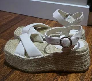 Sandalias cuña blancas y beige
