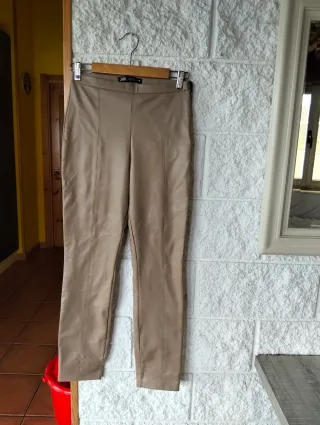 Pantalón polipiel Zara beige