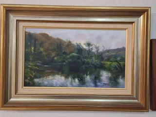 Cuadro paisaje río y colinas