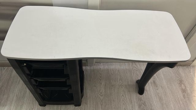 Mesita de manicura con 3 cajones