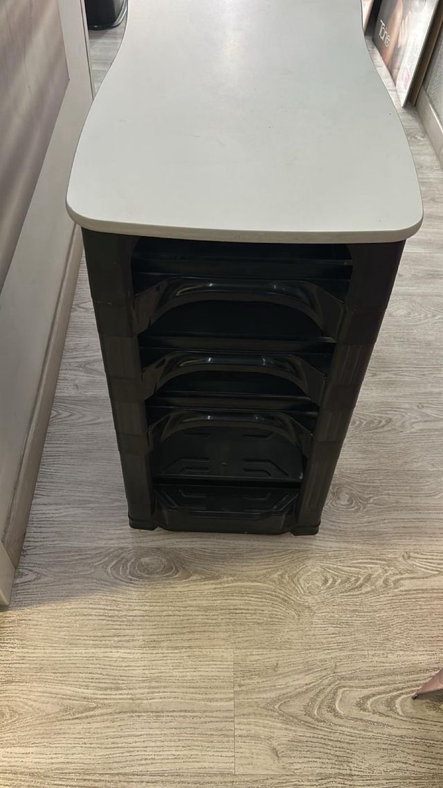 Mesita de manicura con 3 cajones