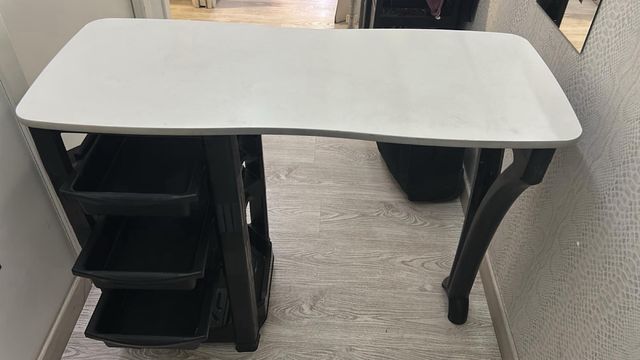 Mesita de manicura con 3 cajones