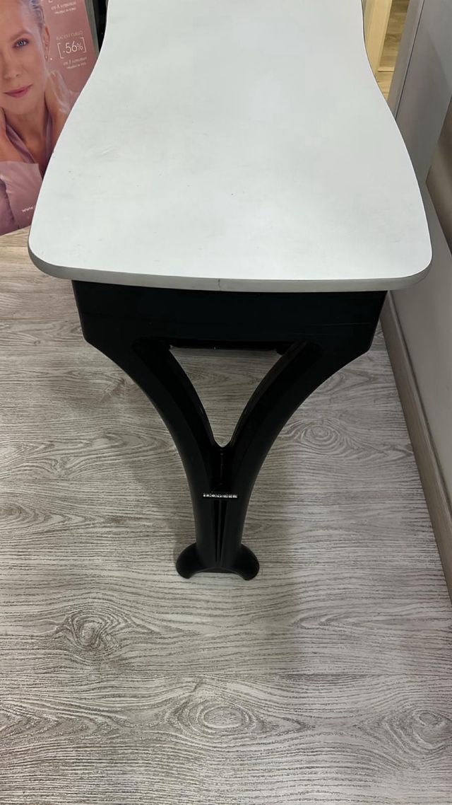 Mesita de manicura con 3 cajones