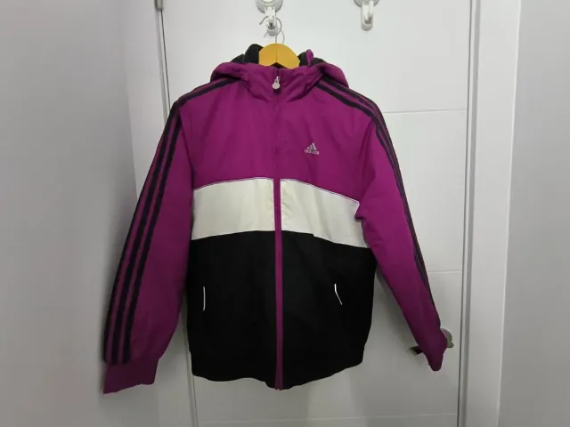 Chaqueta Adidas con capucha morada y negra