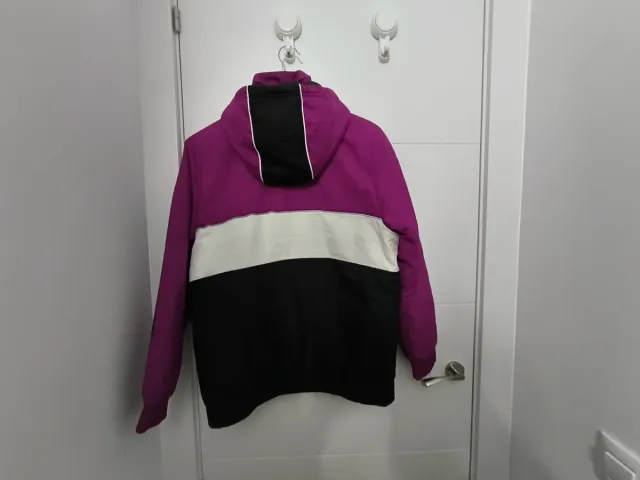 Chaqueta Adidas con capucha morada y negra