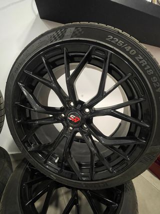 Juego 4 Llantas y Neumáticos 225/40 ZR18 92Y