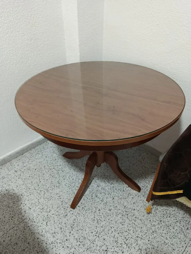 Espejo Ovalado Dorado con Marco Decorado y mesa