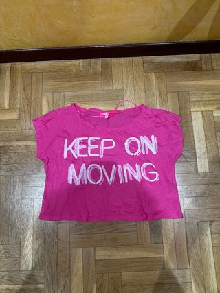 Camiseta Bershka rosa KEEP ON MOVING