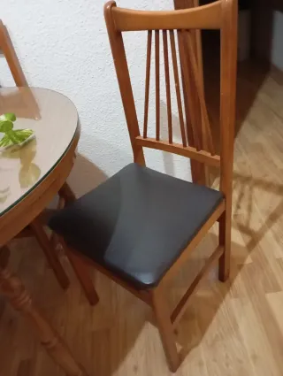 Mesa redonda de madera extensible.