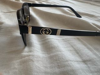 Gafas de sol Gucci negras y doradas.