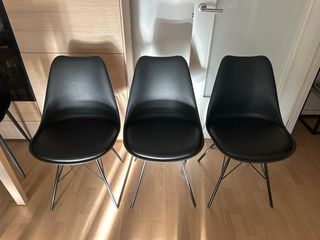 Conjunto de 3 sillas de comedor negra.
