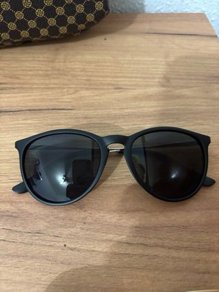 Gafas de sol negras y doradas
