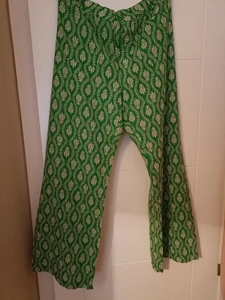 Pantalón verde estampado cómodo
