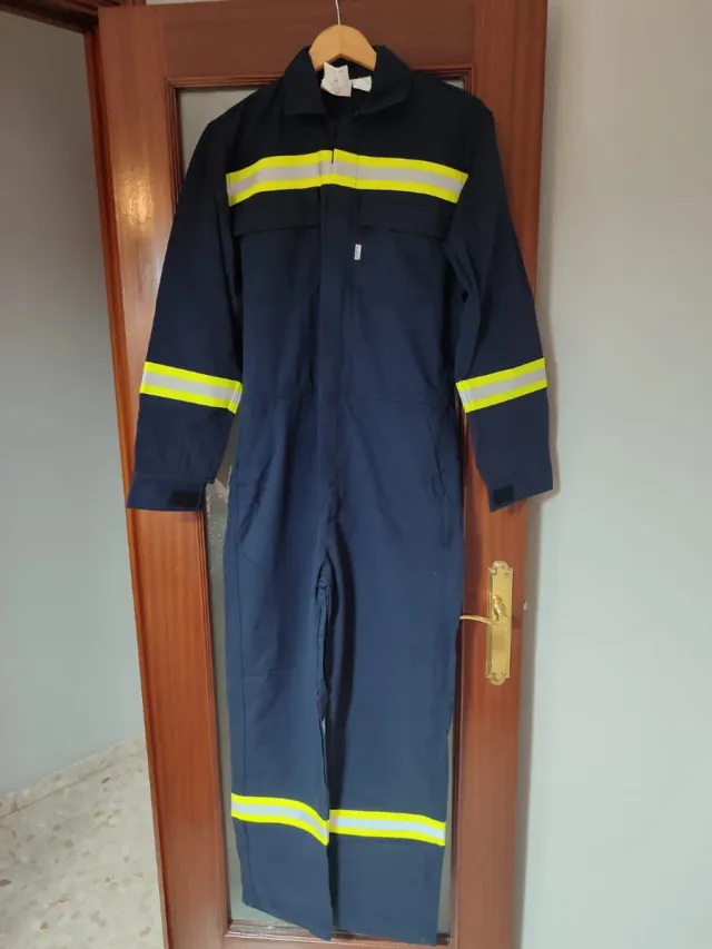 Mono de trabajo azul con reflectantes