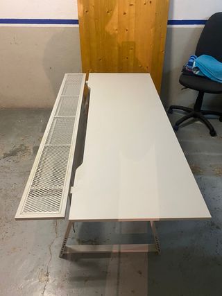 Mesa de despacho blanca y plateada