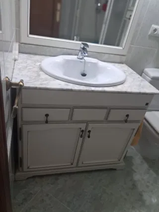 Mueble de baño, espejo y vitrina 

