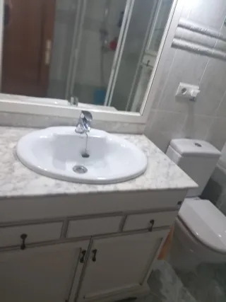 Mueble de baño, espejo y vitrina 

