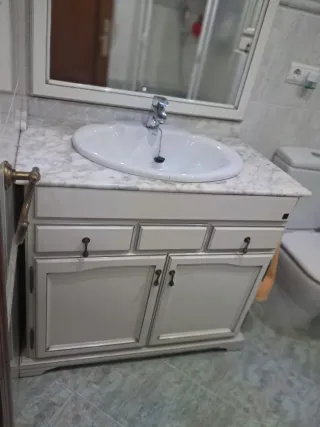 Mueble de baño, espejo y vitrina 


