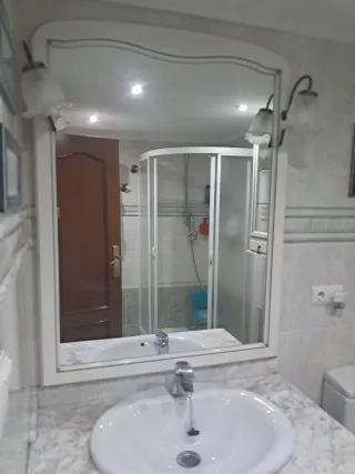 Mueble de baño, espejo y vitrina 

