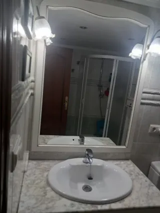 Mueble de baño, espejo y vitrina 

