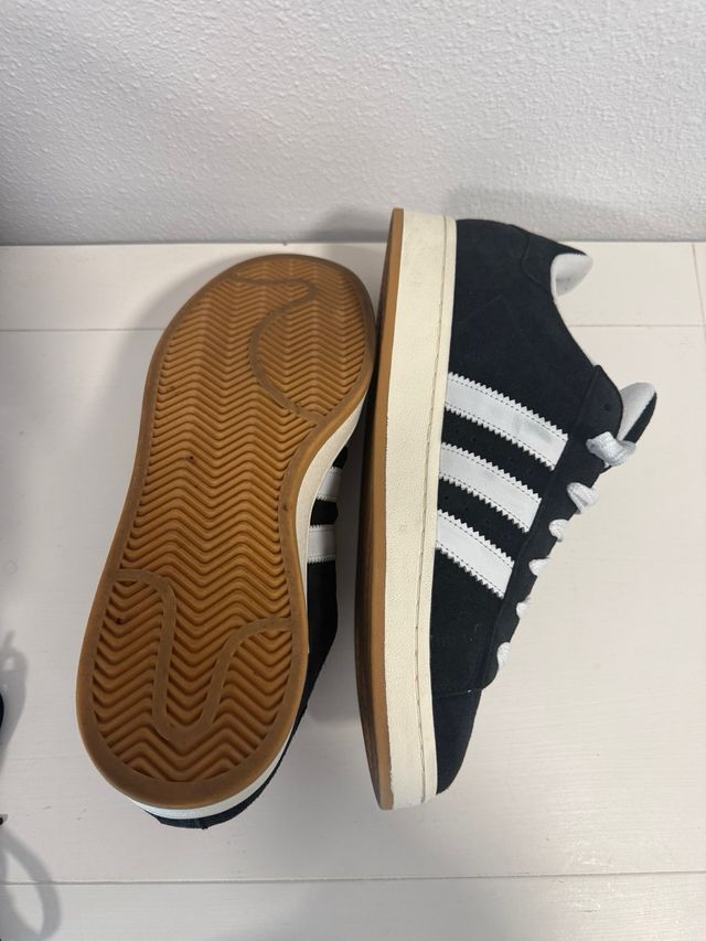 Zapatillas Adidas Negras y Blancas Poco Uso