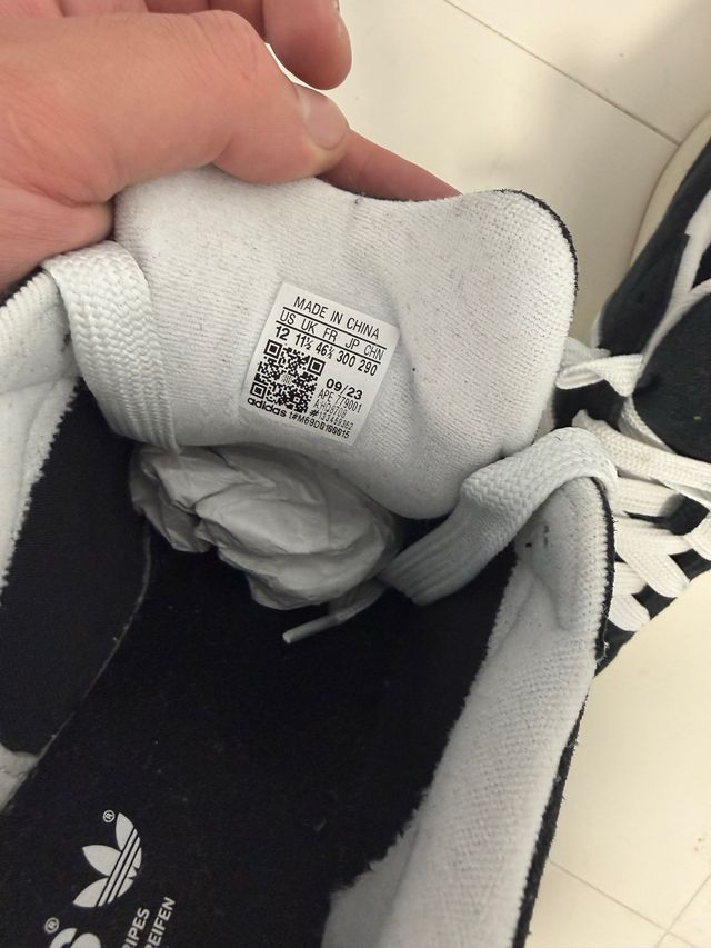 Zapatillas Adidas Negras y Blancas Poco Uso