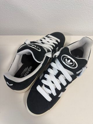 Zapatillas Adidas Negras y Blancas Poco Uso