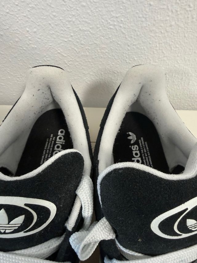 Zapatillas Adidas Negras y Blancas Poco Uso