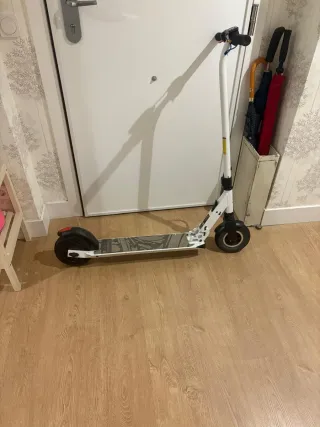 Patinete eléctrico blanco