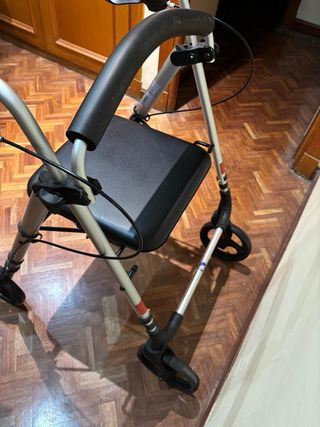 Andador cuatro ruedas con frenos marca Vermeiren