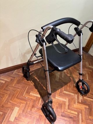 Andador cuatro ruedas con frenos marca Vermeiren